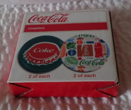 7168-10 € 5,00 coca cola onderzetters set van 4 plastic met 2 verschillende afbeeldingen.jpeg